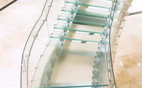 szklane schody prowadzące do góry