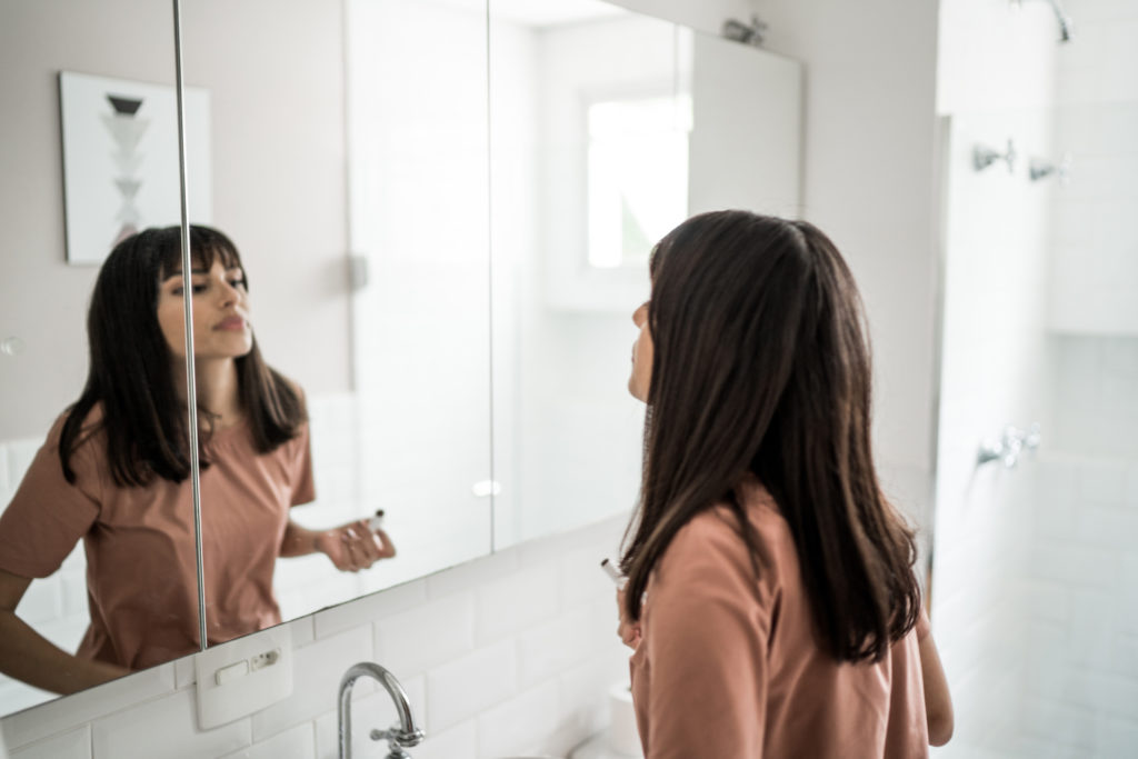 Kobieta przeglądająca się w lustrze